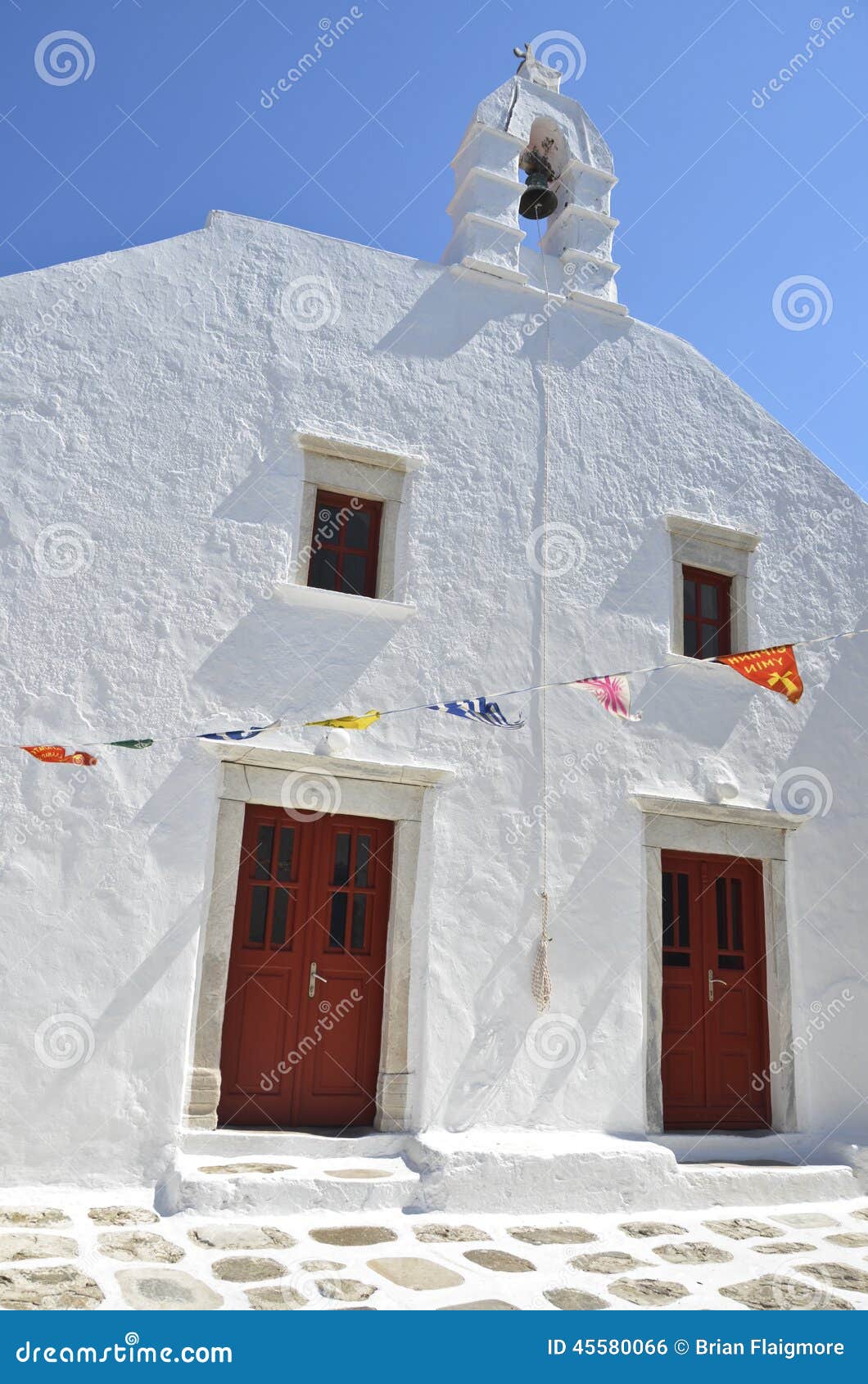 Mykonos, Greece. Mykonos (/ËˆmÉªkÉ™ËŒnÉ’s/, /ËˆmÉªkÉ™ËŒnoÊŠs/;[1] Greek: ÎœÏÎºÎ¿Î½Î¿Ï‚ [Ëˆmikonos]) is a Greek island, part of the Cyclades, lying between Tinos, Syros, Paros and Naxos. The economy relies heavily on tourism.